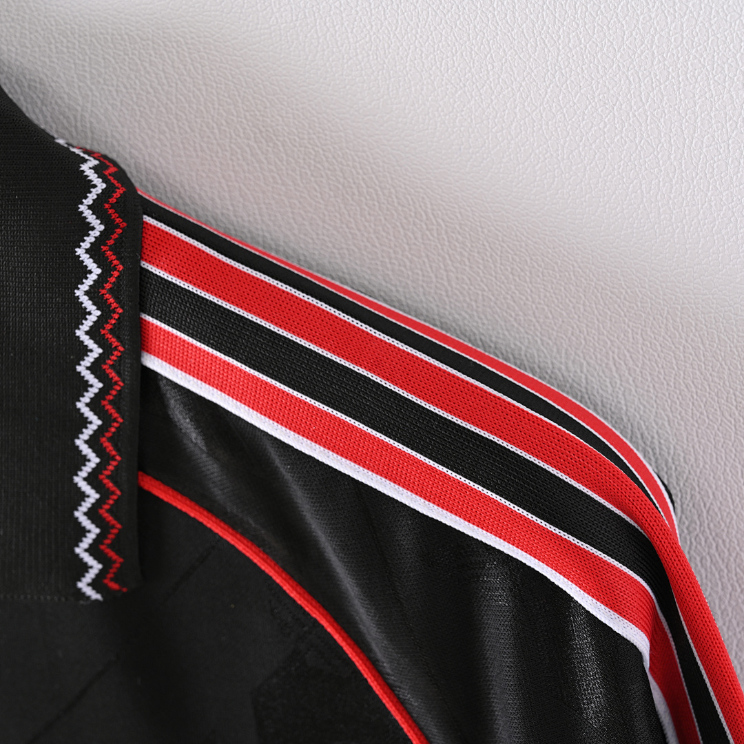 24/25 Manchester United Retro Negro - Imagen 3